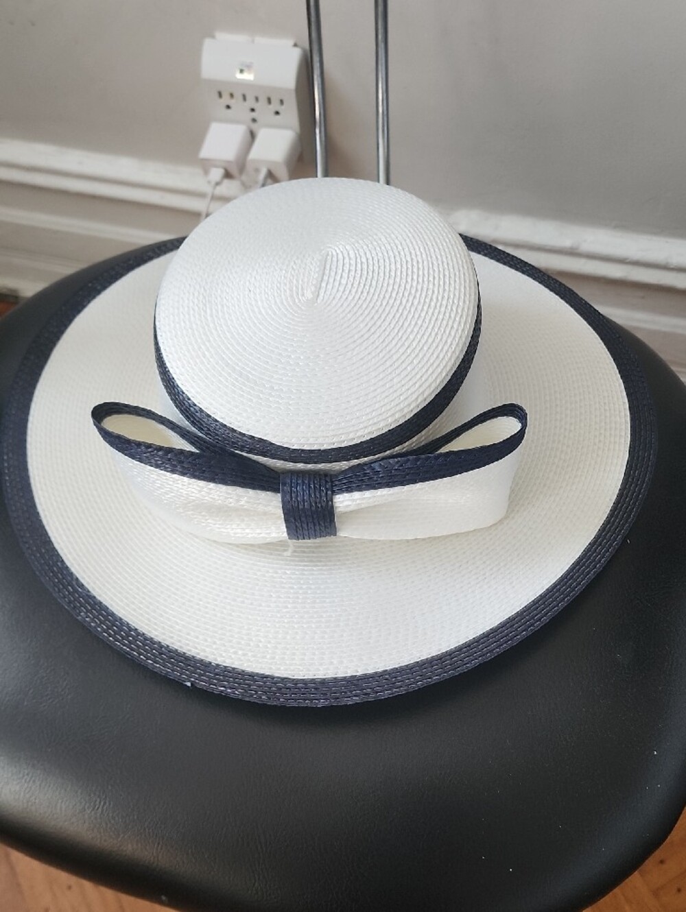 Classic White Straw Sun Hat with Black Trim and Bow. New Without Tag - Picture 13 of 14